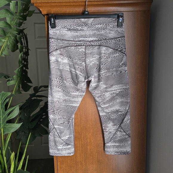 Lululemon Athletica Black and Gray Cropped Pants - Picture 2 of 3